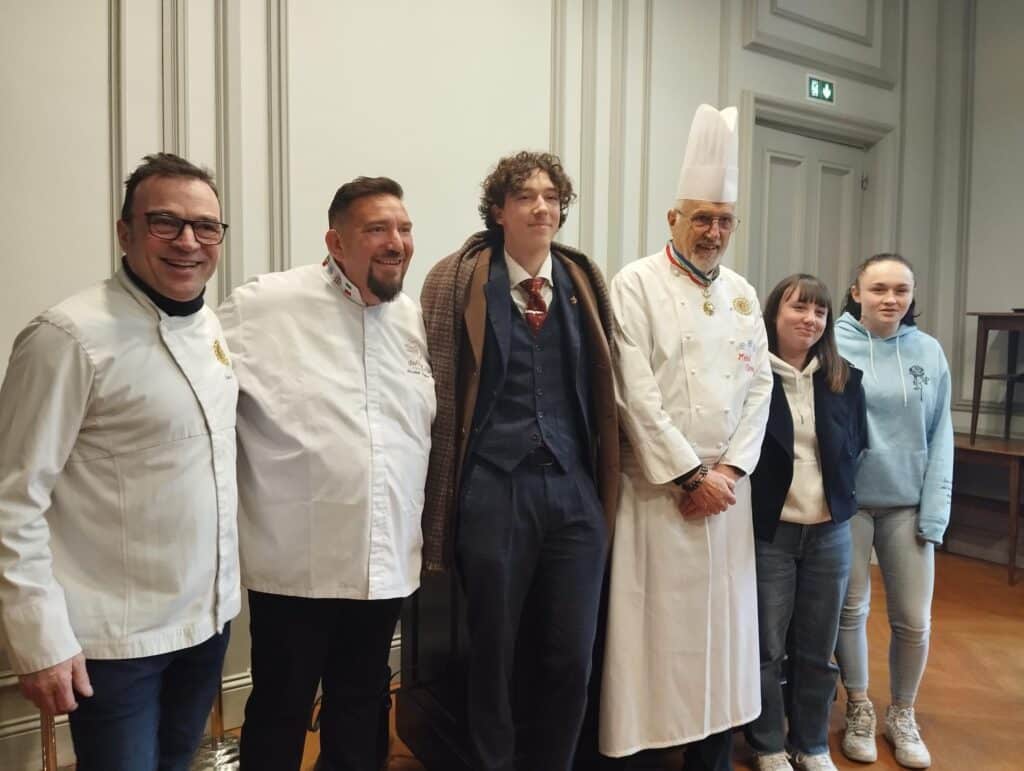 Le Chef Michel Grobon et Sébastien Lagrue, champion du monde de la chocolatine 2019 à l'institut Mesnières